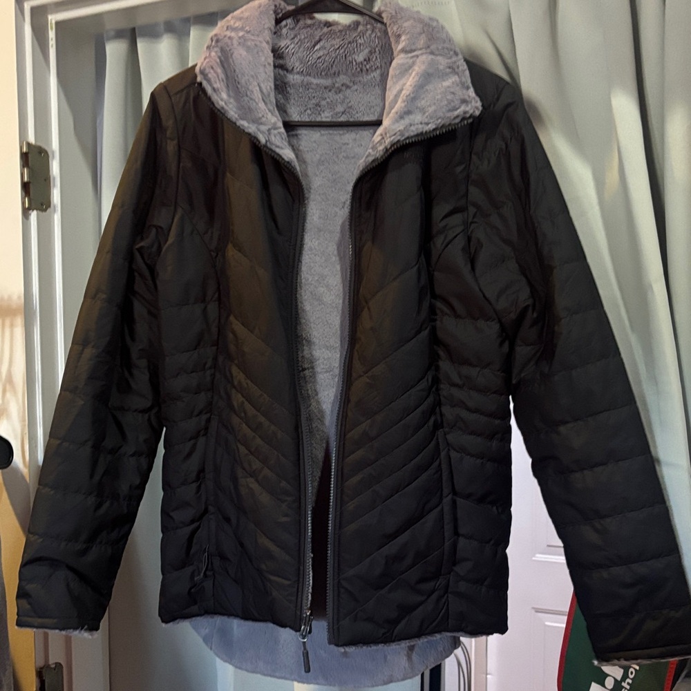 The North Face women’s reversible puffer/ fleece jacket